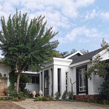 At 98 On Lynburn Guest House Pretoria-Noord Dış mekan fotoğraf