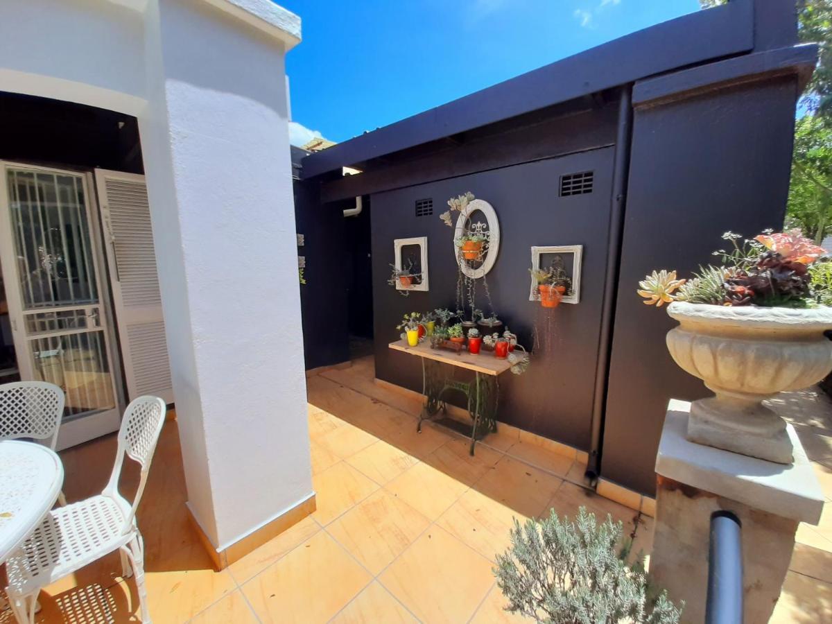 At 98 On Lynburn Guest House Pretoria-Noord Dış mekan fotoğraf
