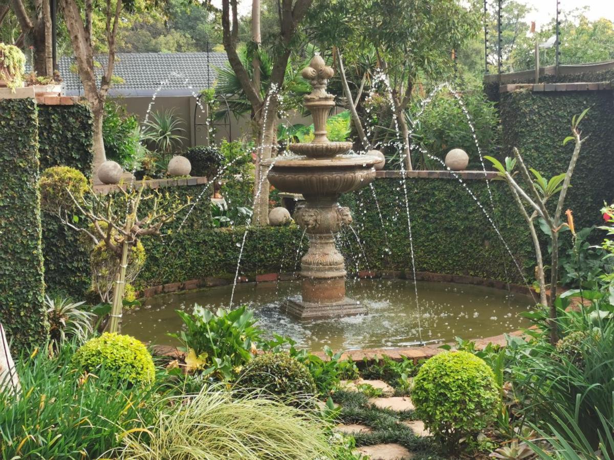 At 98 On Lynburn Guest House Pretoria-Noord Dış mekan fotoğraf