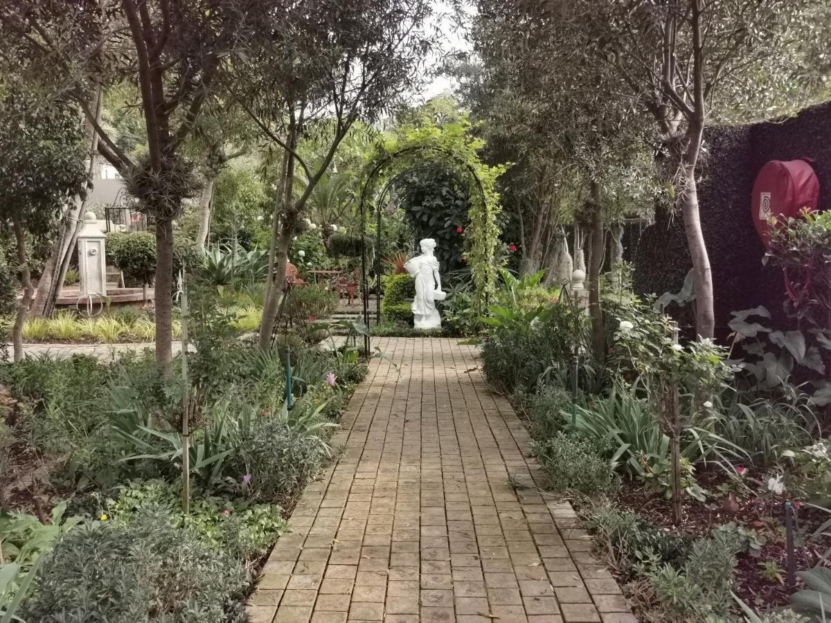 At 98 On Lynburn Guest House Pretoria-Noord Dış mekan fotoğraf