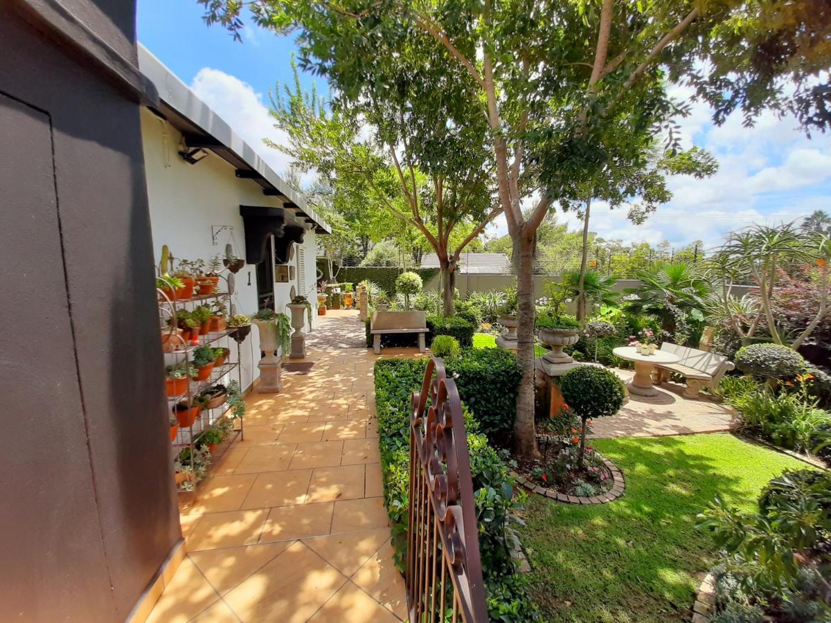 At 98 On Lynburn Guest House Pretoria-Noord Dış mekan fotoğraf