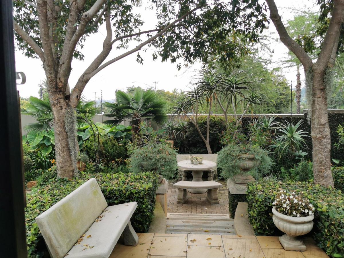 At 98 On Lynburn Guest House Pretoria-Noord Dış mekan fotoğraf