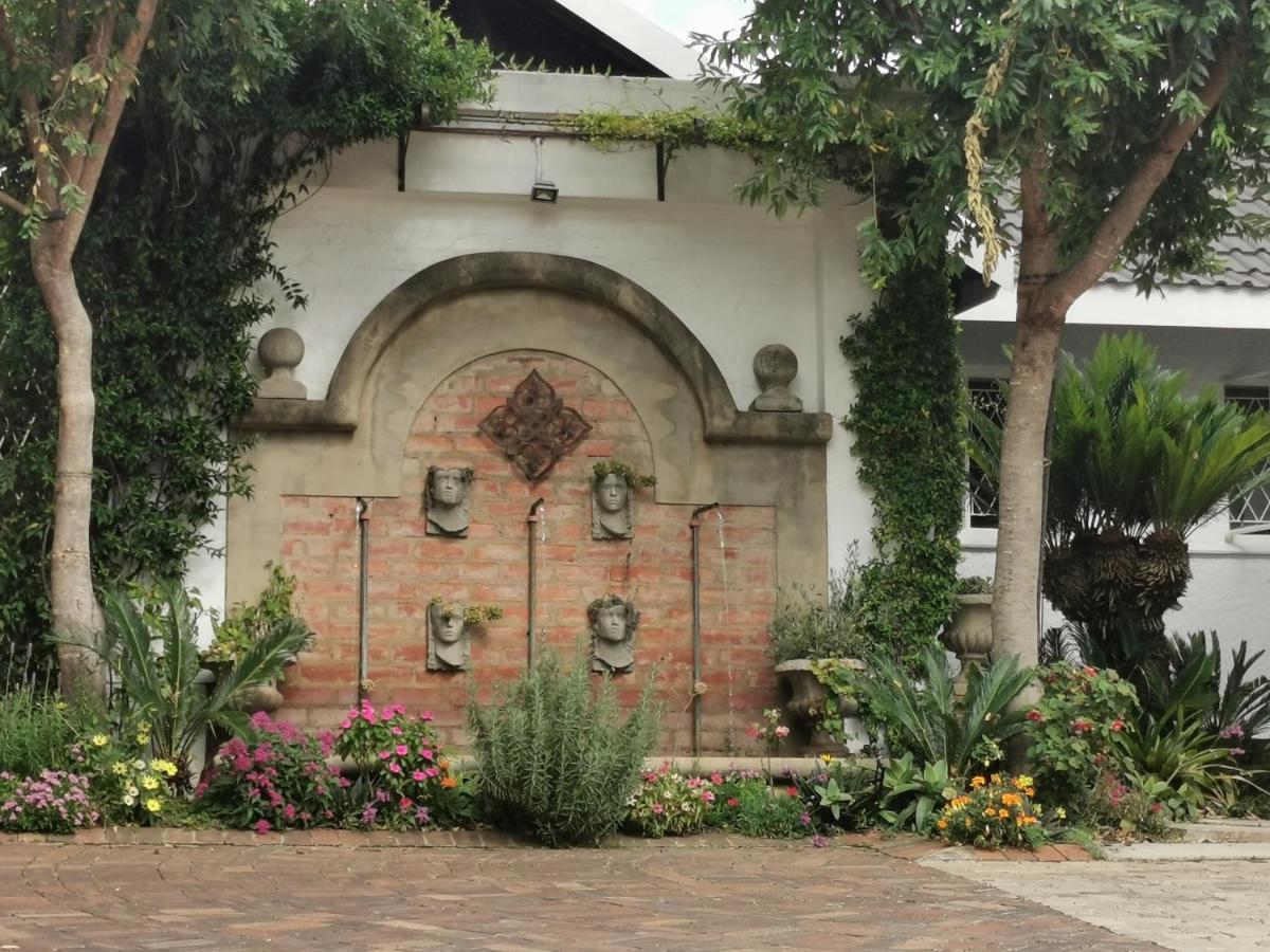 At 98 On Lynburn Guest House Pretoria-Noord Dış mekan fotoğraf