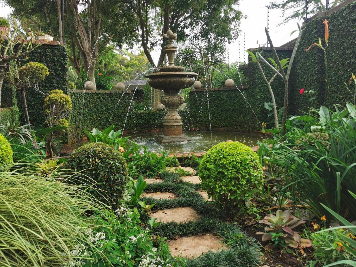 At 98 On Lynburn Guest House Pretoria-Noord Dış mekan fotoğraf
