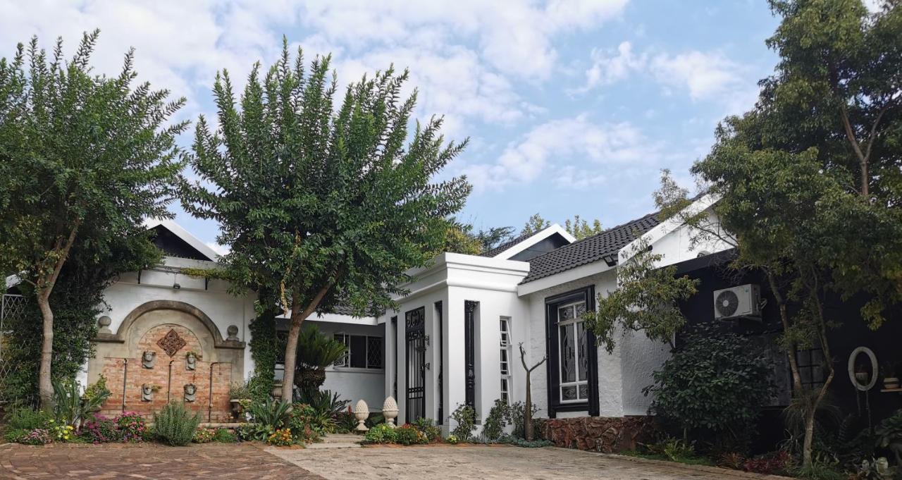 At 98 On Lynburn Guest House Pretoria-Noord Dış mekan fotoğraf