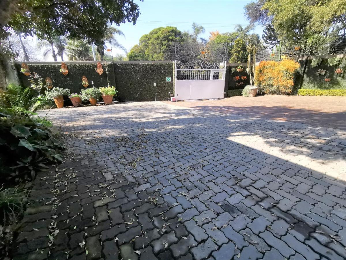 At 98 On Lynburn Guest House Pretoria-Noord Dış mekan fotoğraf