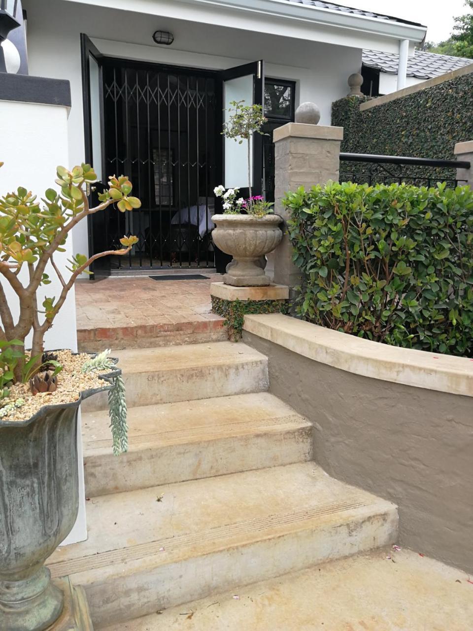 At 98 On Lynburn Guest House Pretoria-Noord Dış mekan fotoğraf